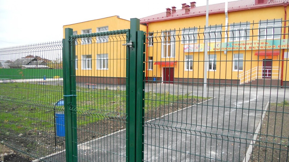 Установка безопасных ограждений для детских площадок в Санкт-Петербурге