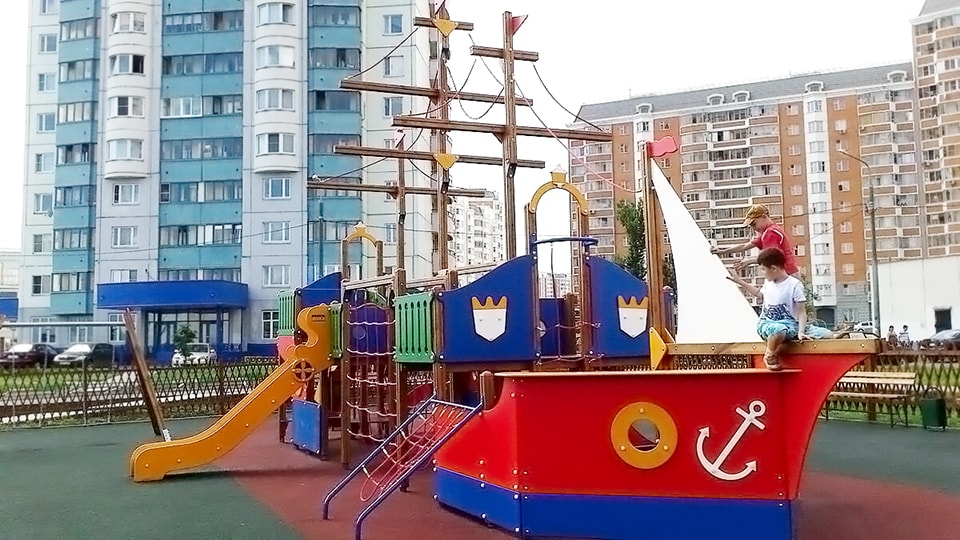 Монтаж корабликов на детской площадке в Санкт-Петербурге