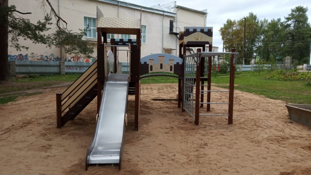 Доставка и установка металлических детских площадок в Санкт-Петербурге